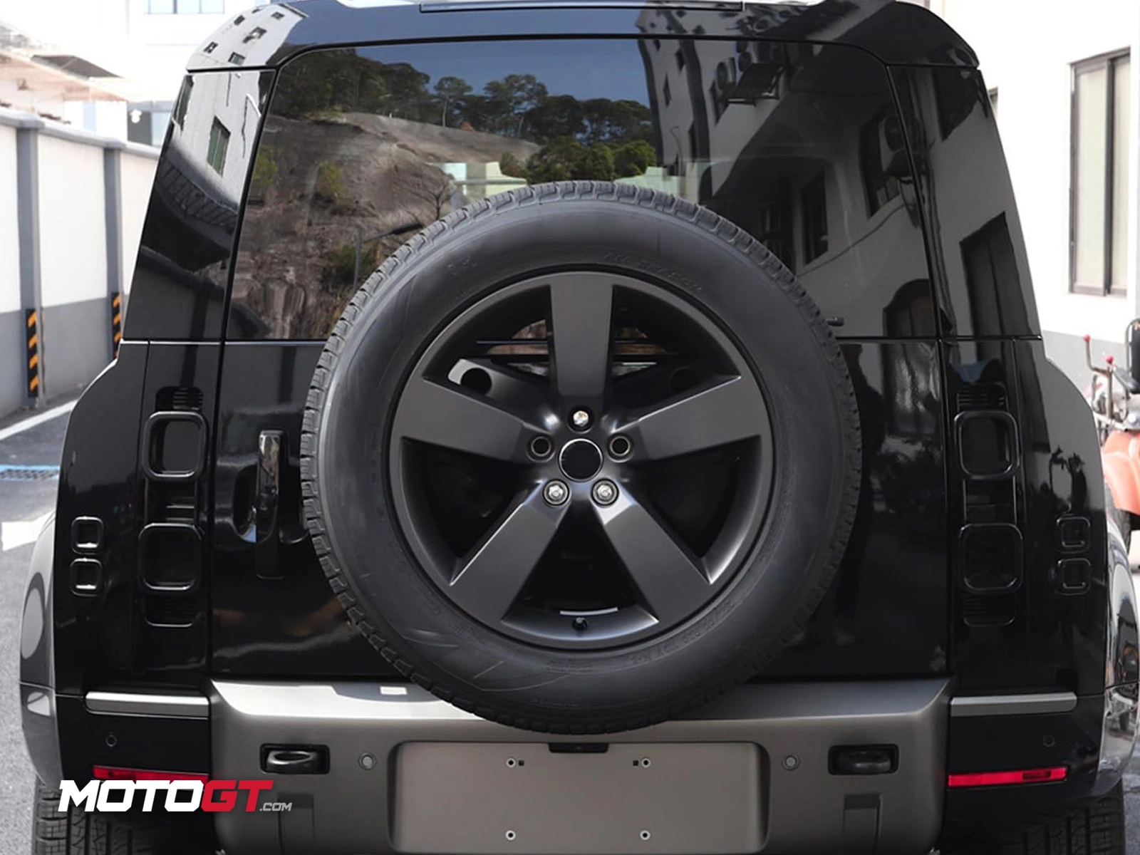 DEFENDER TailLIGHT BLACK Cover