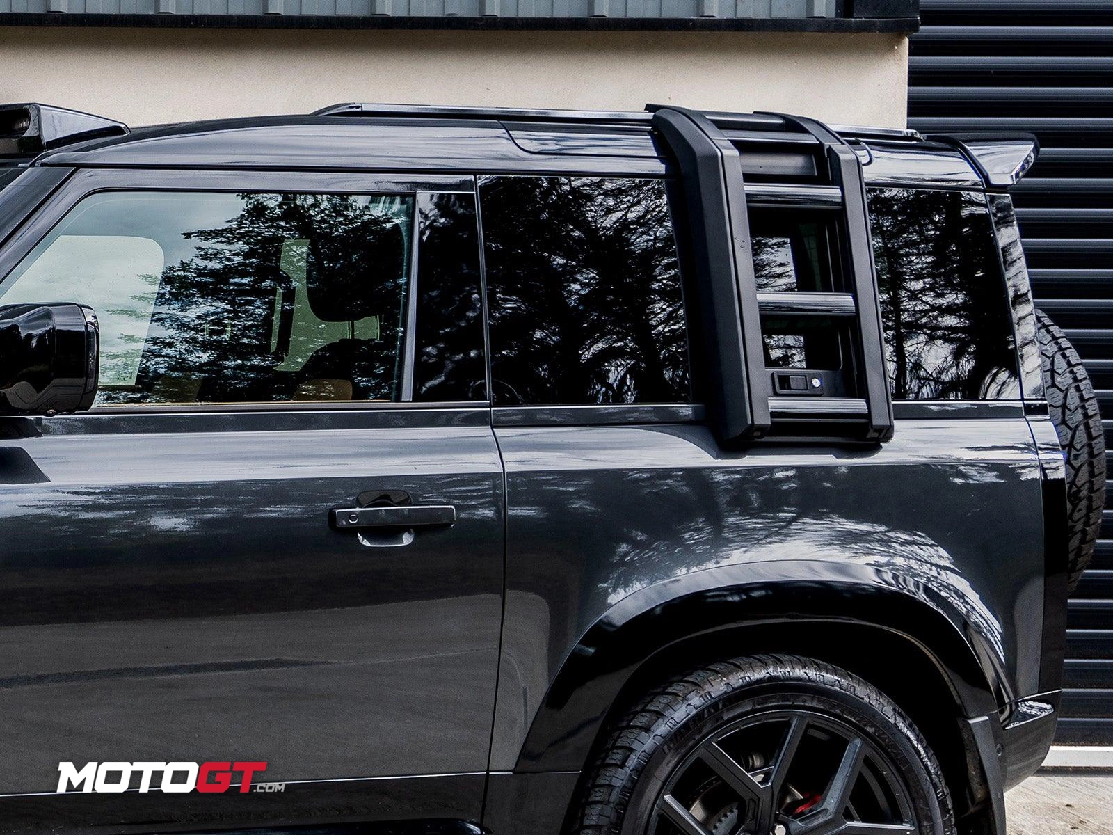 DEFENDER SIDE BLACK LADDER