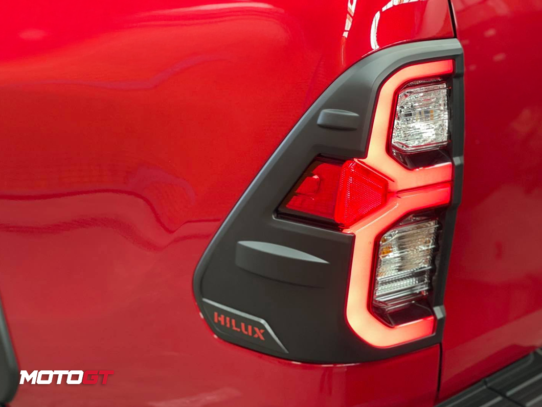 HILUX TAILLIGHT COVER TRIM