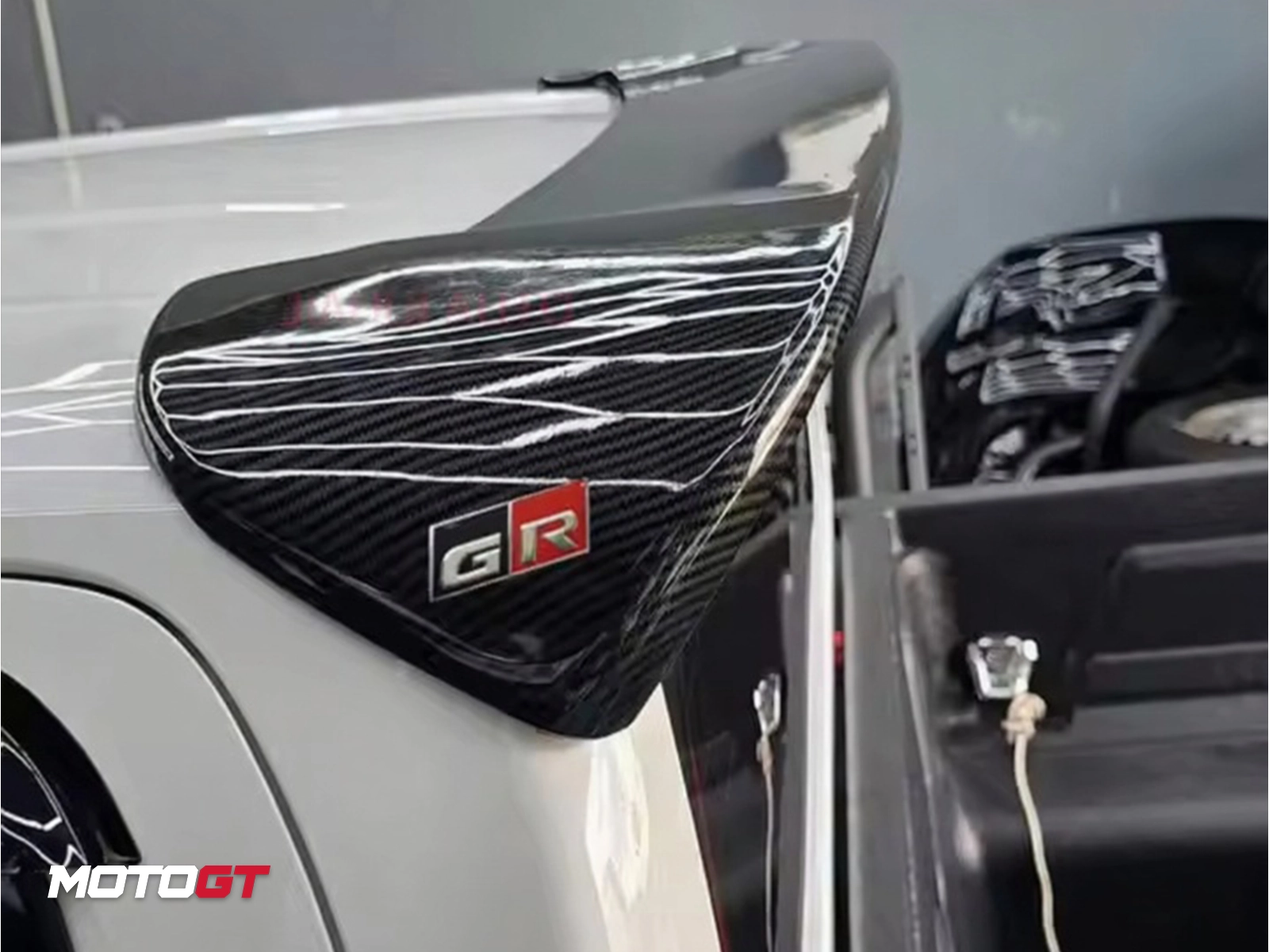 HILUX REAR ROOF SPOILER