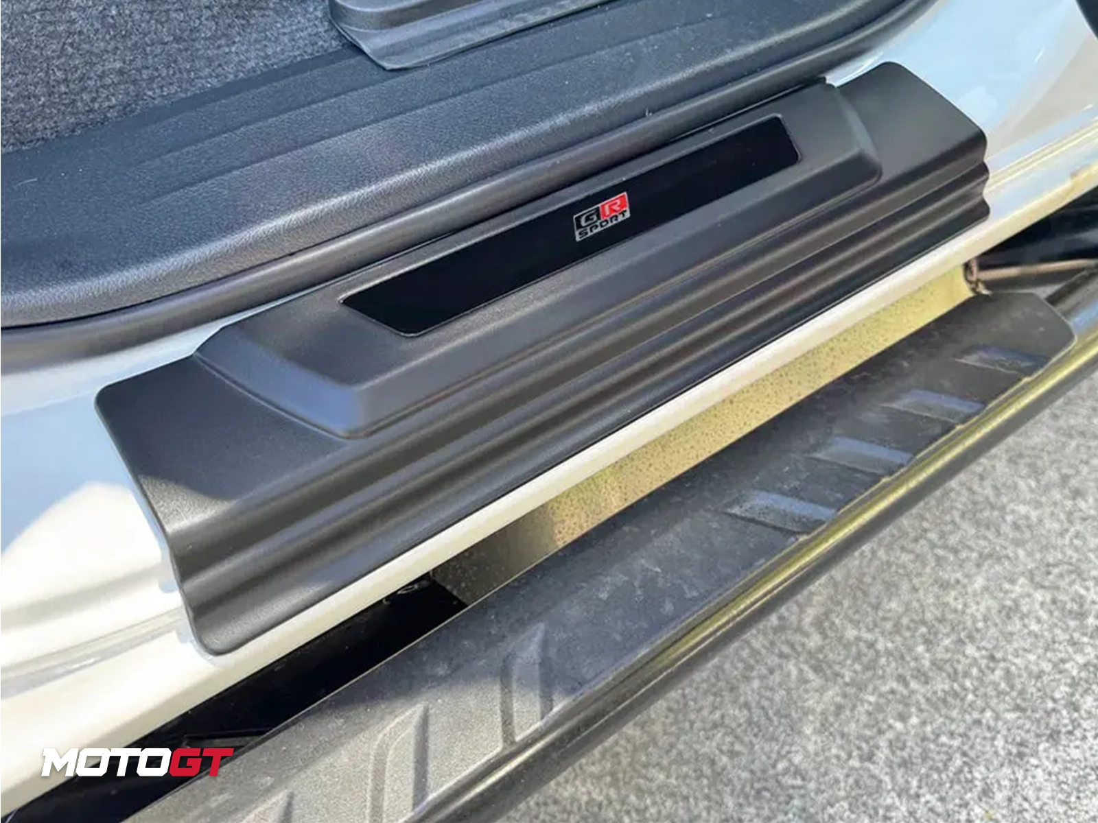 HILUX INNER SILL GUARD